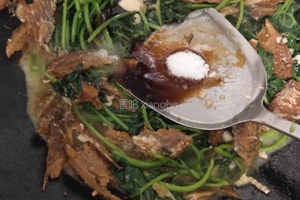 番薯叶炒罐头鱼的做法图解8