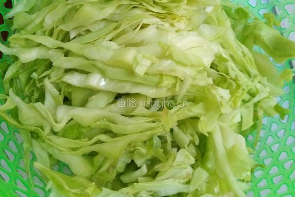虾皮炒包菜的做法图解2