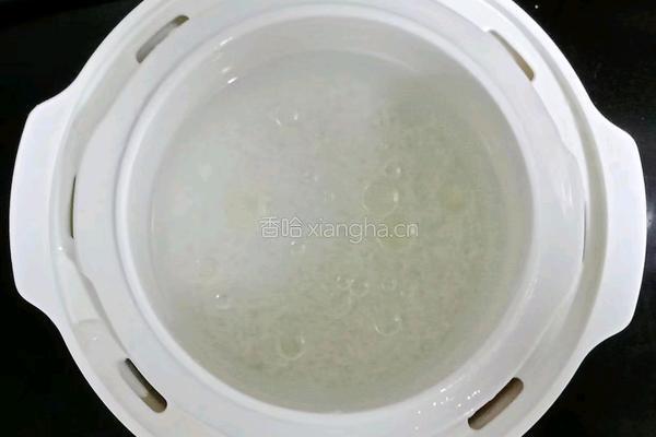胡萝卜香菇鸡肉粥 (宝宝辅食）的做法图解2