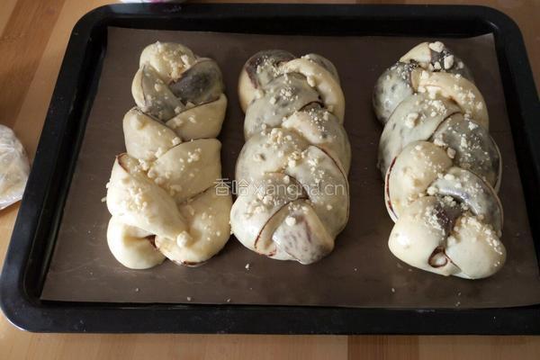 豆沙酥粒辫子面包的做法图解12