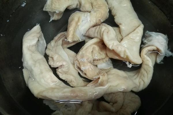 洋葱炒肥肠的做法图解2