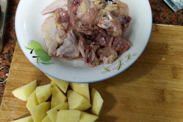 土豆烧鸡的做法图解1