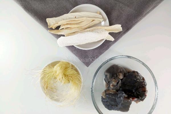 山药玉米须乌鸡汤 明目养眼的做法图解1