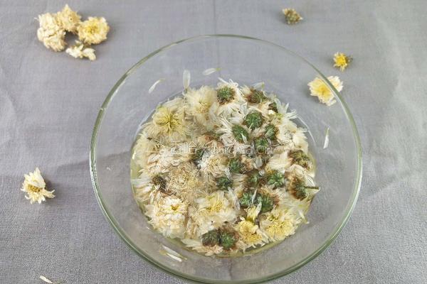 菊花沙参汤 清肺健脾的做法图解2
