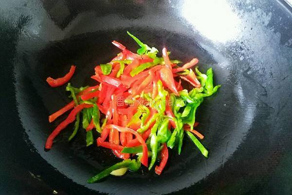 辣椒炒袖珍菇的做法图解5