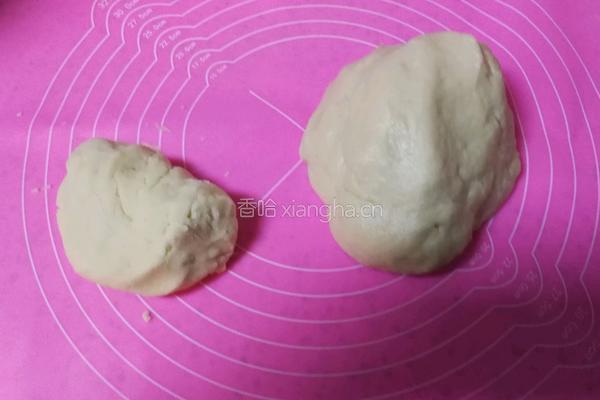 酥皮豆沙蛋黄月饼的做法图解1
