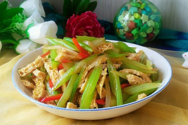 芹菜炒面筋