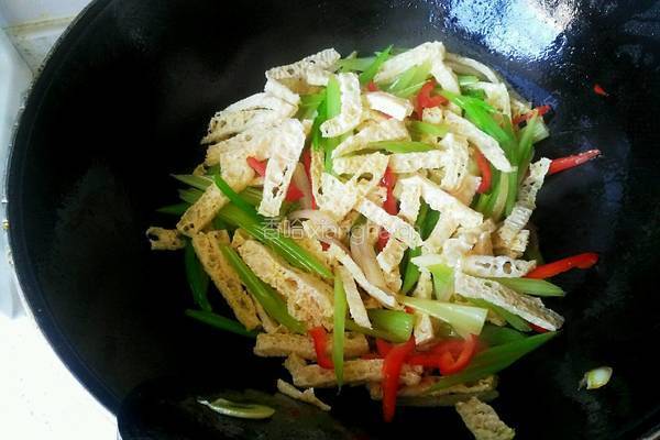 芹菜炒面筋的做法图解7