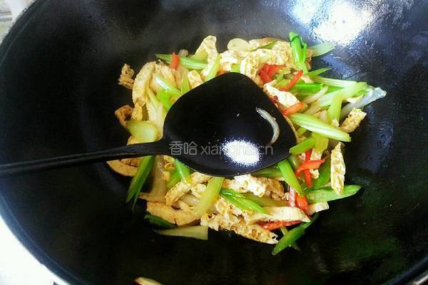 芹菜炒面筋的做法图解8