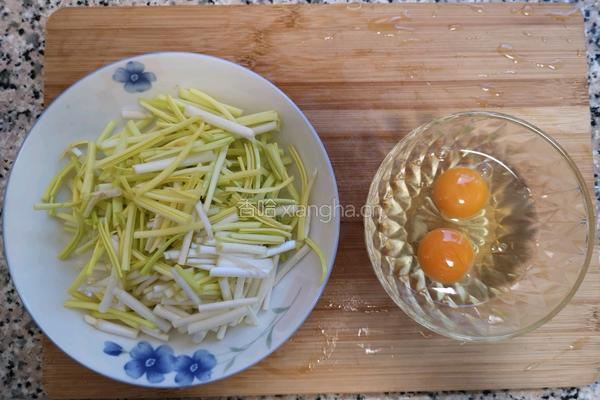 蒜黄炒鸡蛋的做法图解2