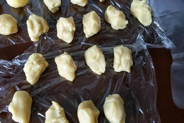 椰蓉蛋黄月饼的做法图解10