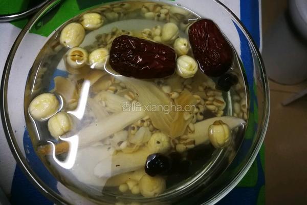 椰子乌鸡薏米汤的做法图解2