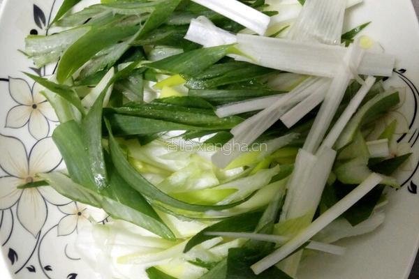 大葱炒鸡蛋的做法图解1