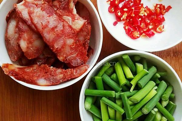 蒜苔炒麻辣香肠的做法图解1
