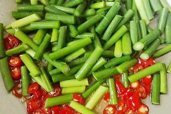 蒜苔炒麻辣香肠的做法图解2