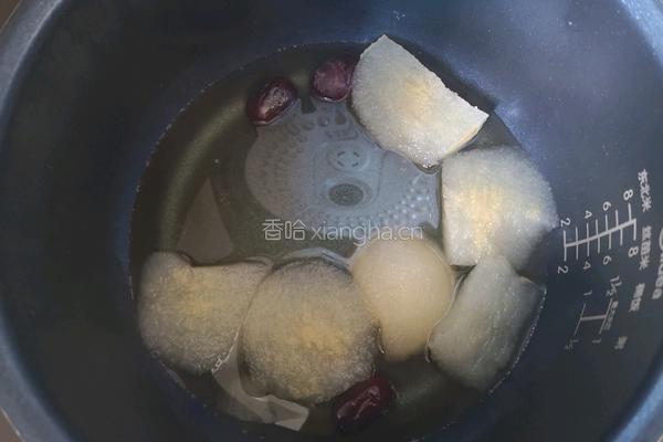 冰糖炖雪梨 的做法图解2