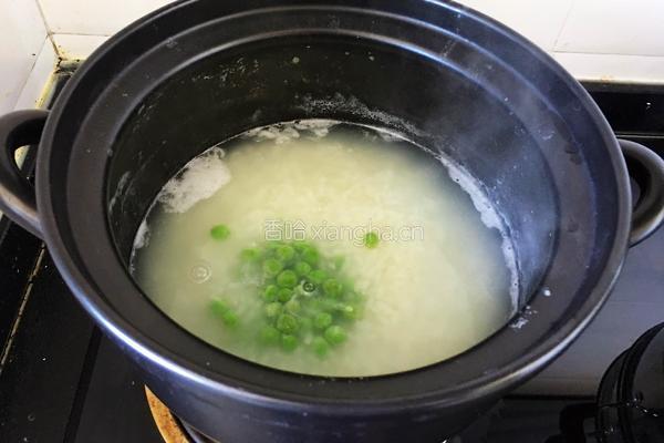 鲜虾豌豆砂锅粥的做法图解7