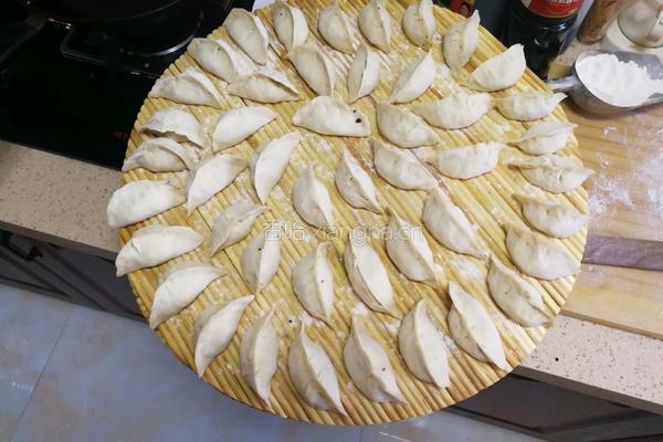 芹菜木耳鸡蛋水饺的做法图解6