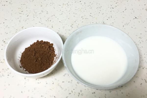 无油可可戚风蛋糕的做法图解1