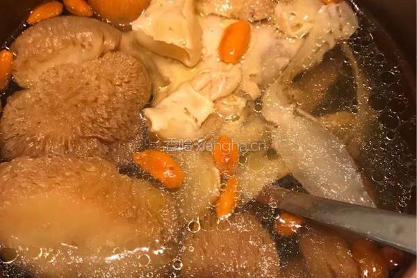 【呷补丨煲汤】猴头菇花胶炖鸡肉汤（3人份）的做法图解7