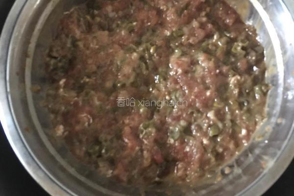 酸豆角肉末包子的做法图解2