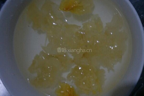 冰糖银耳蒸梨盅的做法图解2