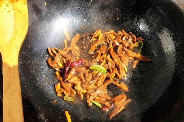 家常青椒炒鸡胗的做法图解8