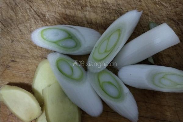 油光鱼炖大虾的做法图解1