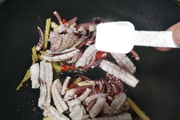 芹菜炒鱿鱼的做法图解11