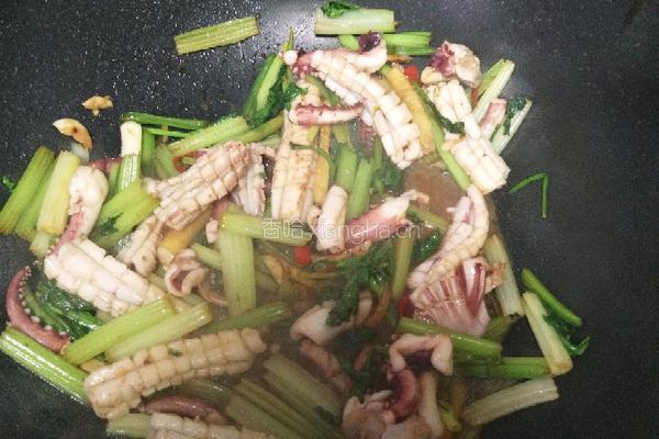 芹菜炒鱿鱼的做法图解14
