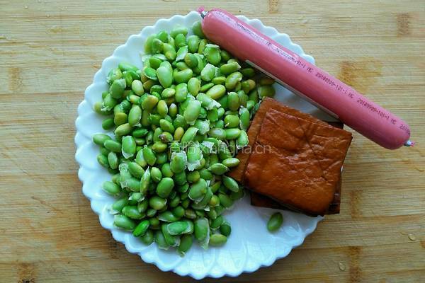 毛豆炒豆干火腿的做法图解1