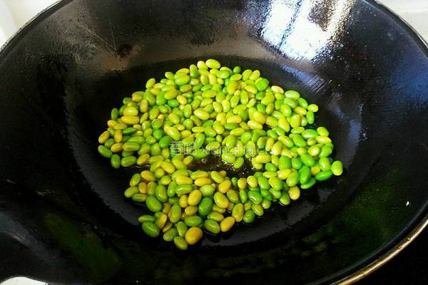 毛豆炒豆干火腿的做法图解5