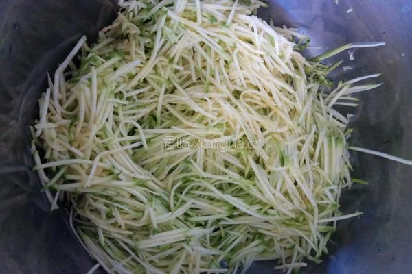 西葫菜饼的做法图解2