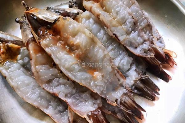 粉丝蒜蓉蒸开边虾的做法图解1