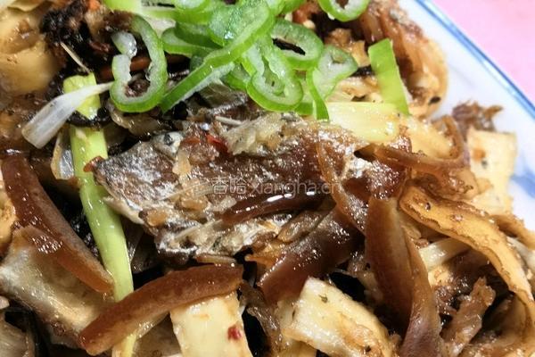 京葱鲮魚（罐頭）炒刀削面的做法图解5