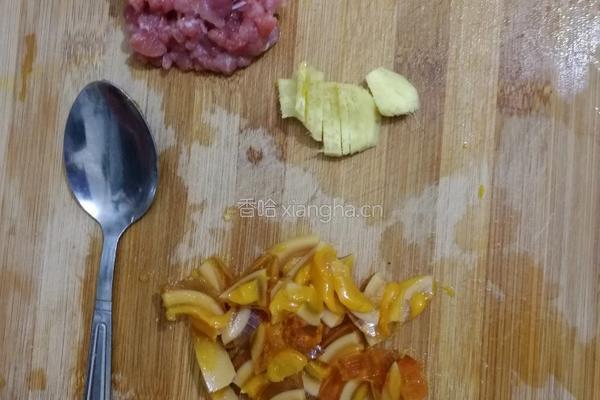 皮蛋瘦肉粥的做法图解2