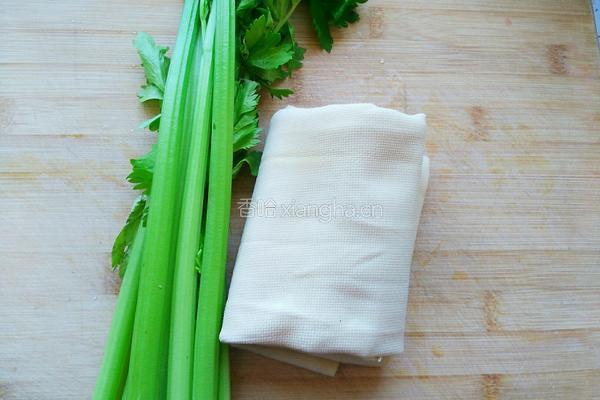 芹菜炒豆皮的做法图解1