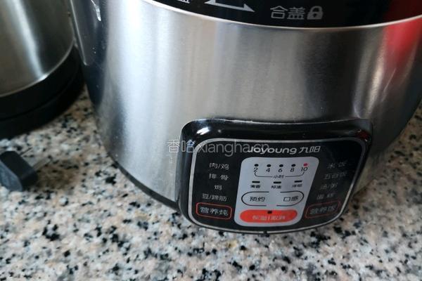 莲藕糯米炖莲子的做法图解3