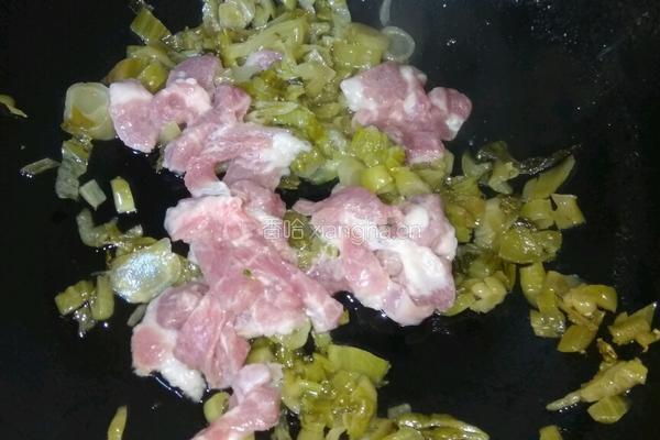 酸菜瘦肉的做法图解4