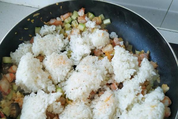 海参虾仁蛋炒饭的做法图解5