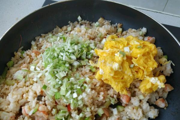 海参虾仁蛋炒饭的做法图解6