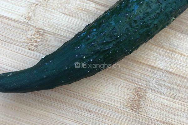 凉拌黄瓜条的做法图解1