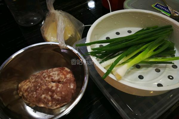 猪肉小葱馅饺子的做法图解1