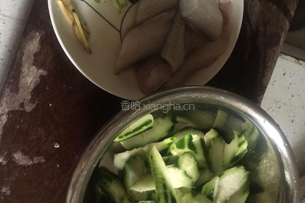 九肚鱼丝瓜汤的做法图解2