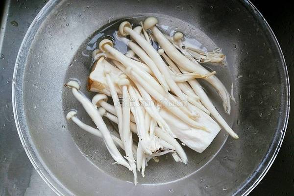 菌菇炒鸭胗的做法图解2