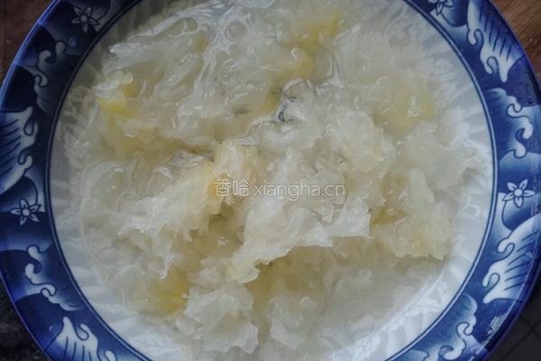 桃胶银耳羹的做法图解2