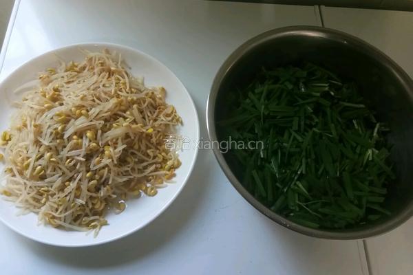 黄豆芽炒韭菜的做法图解1