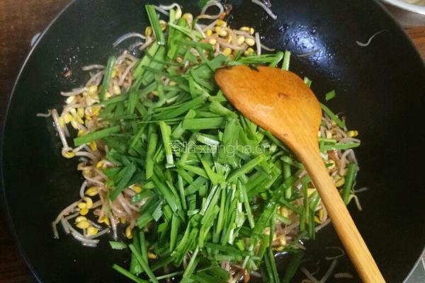 黄豆芽炒韭菜的做法图解3