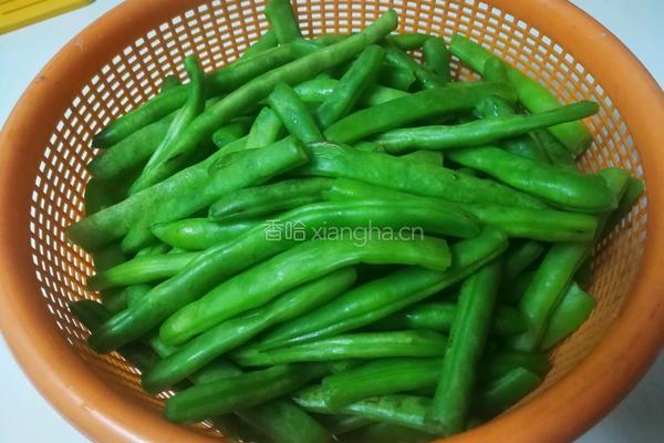 五花肉炖豆角土豆的做法图解1