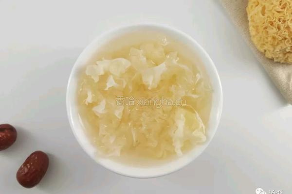 银耳菠萝红枣汤 甜甜的很养胃的做法图解2